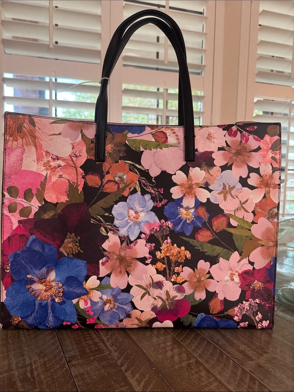 NWT, Ted Baker gorgeous  “ The Icon Tote “ in a large floral Tote . - Picture 4 of 7